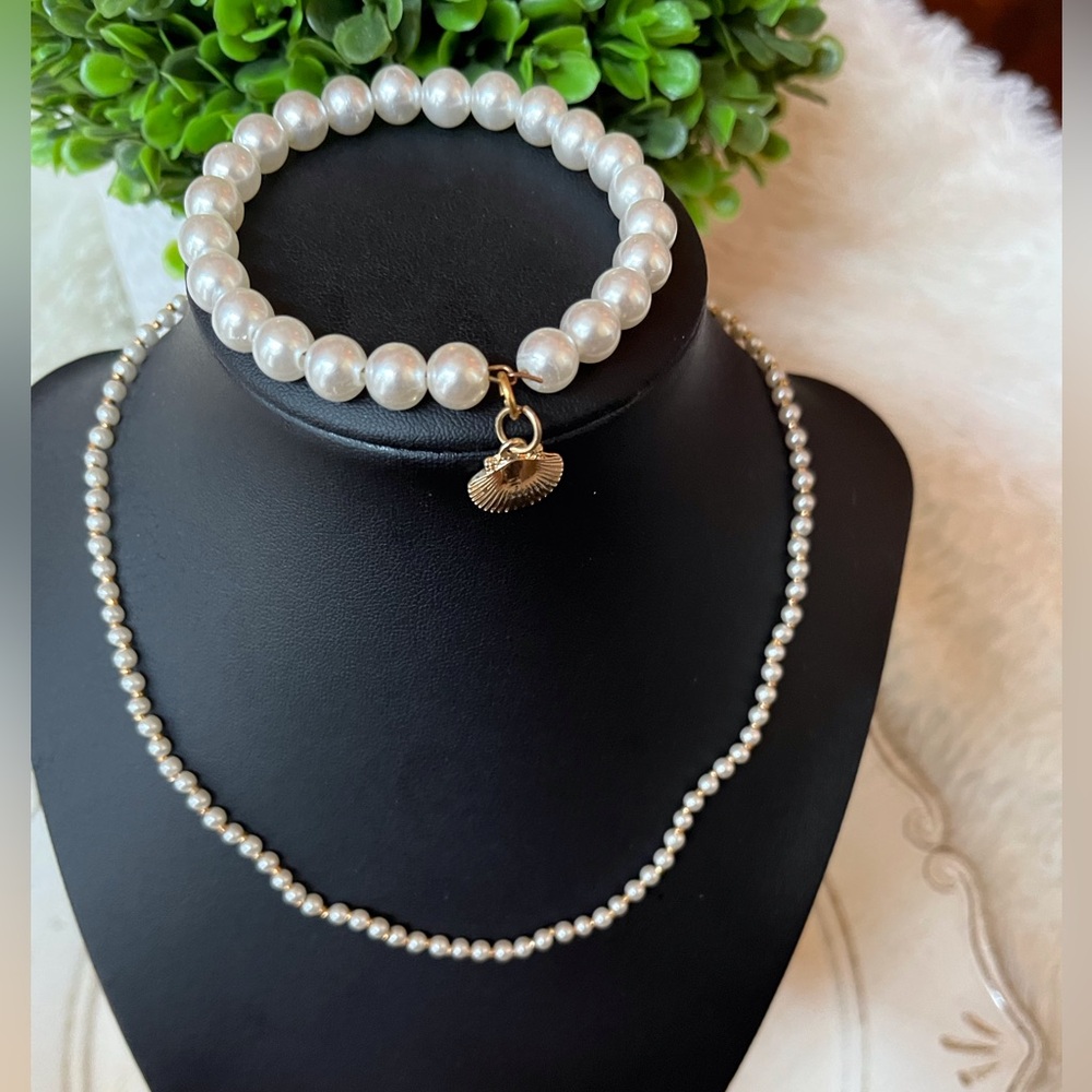 Girls faux Pearl Necklace and Bracelet Set